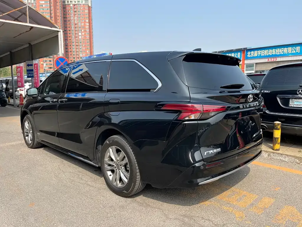 Toyota Sienna — фото 9