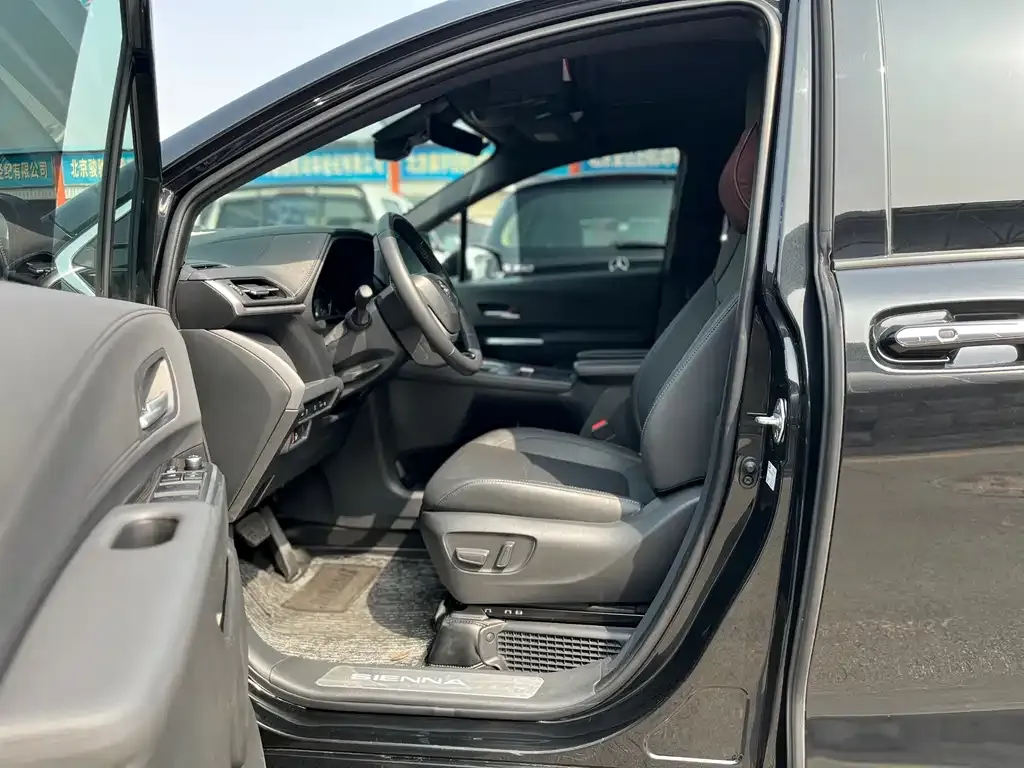 Toyota Sienna — фото 8