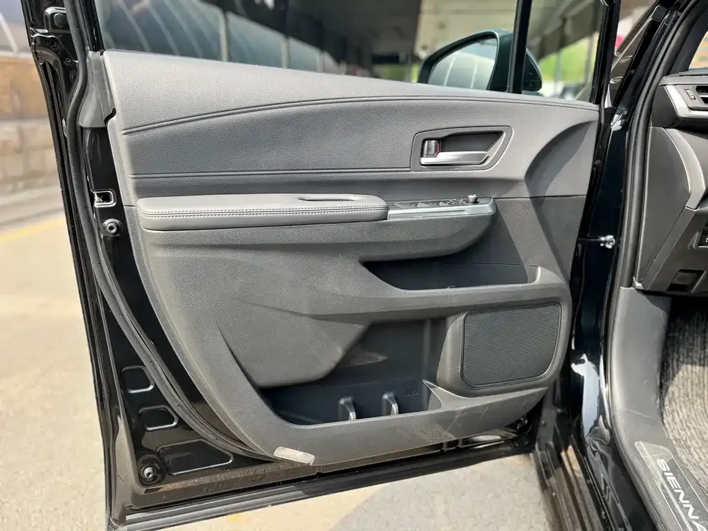 Toyota Sienna — фото 4