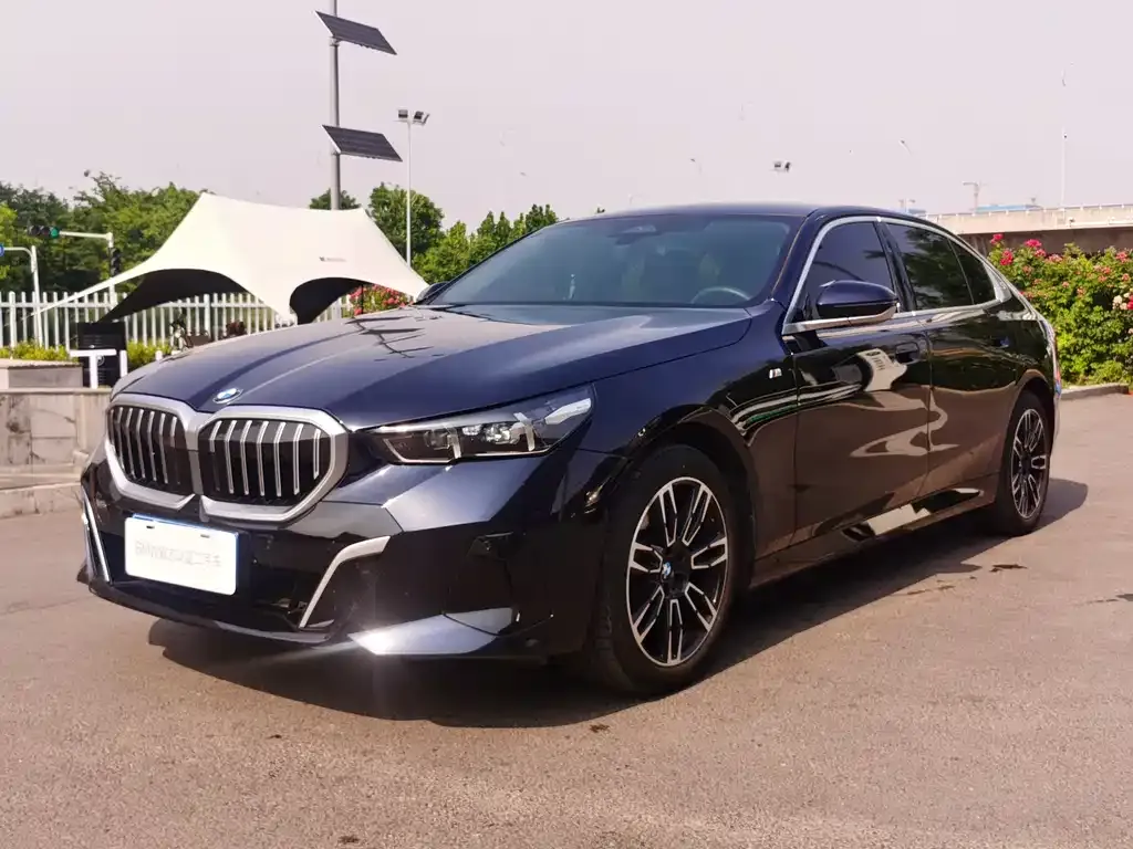 BMW 5 Series — фото 1