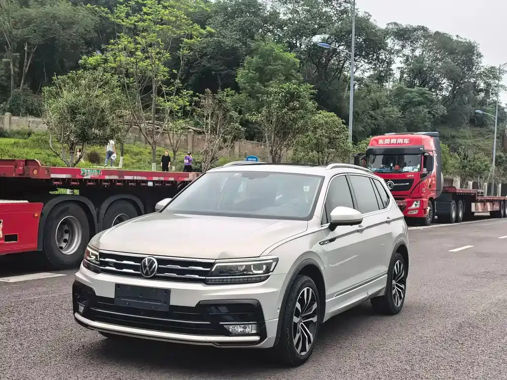 Volkswagen Tiguan L — фото 1