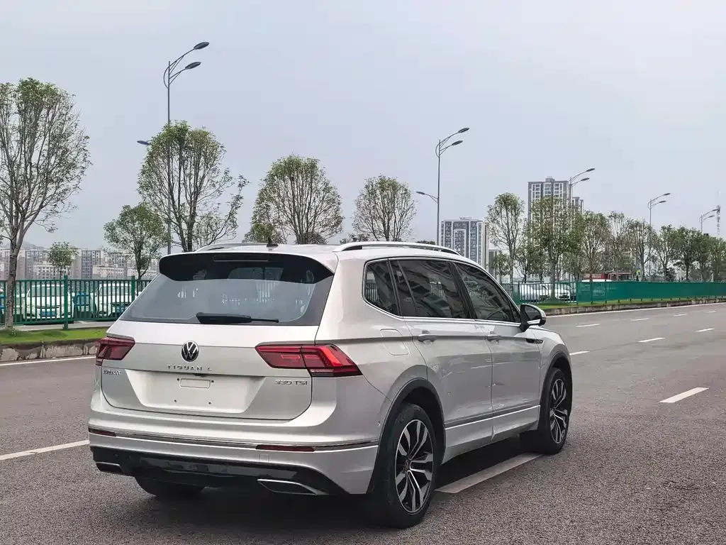Volkswagen Tiguan L — фото 10