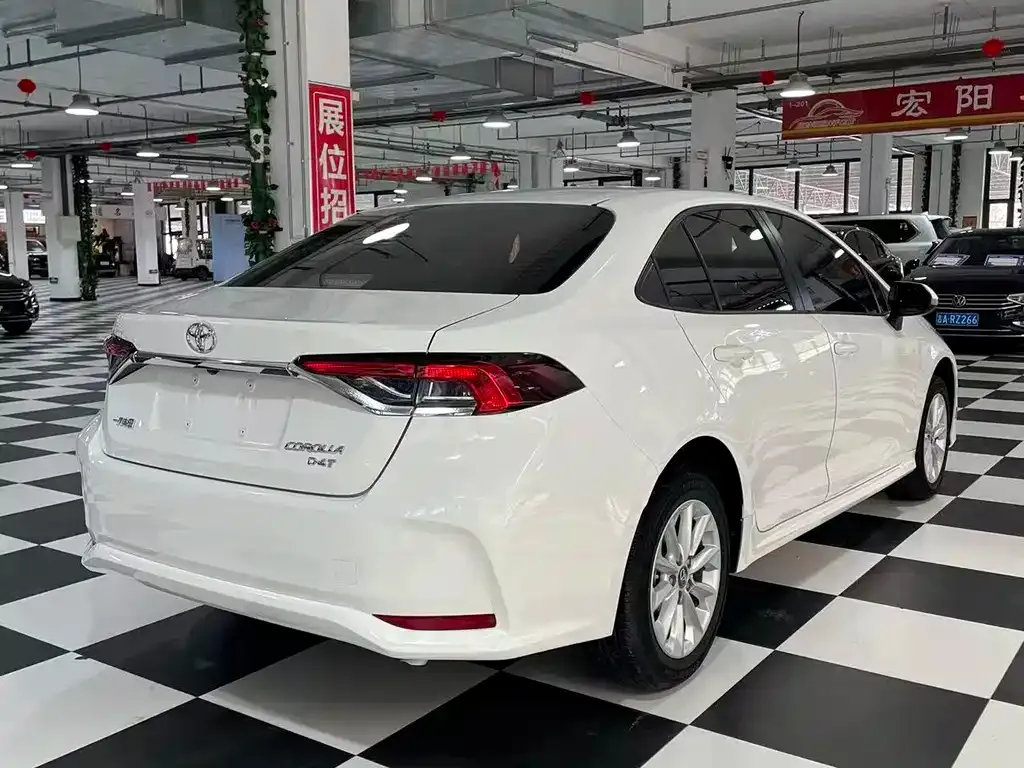 Toyota Corolla — фото 10