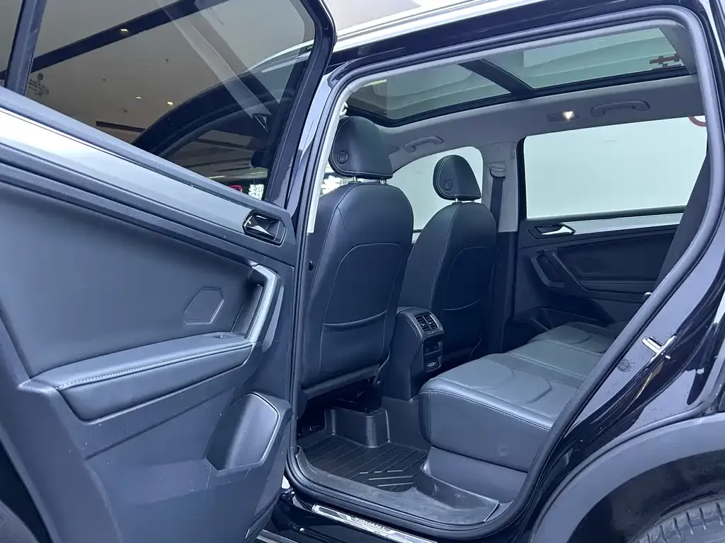 Volkswagen Tiguan L — фото 8