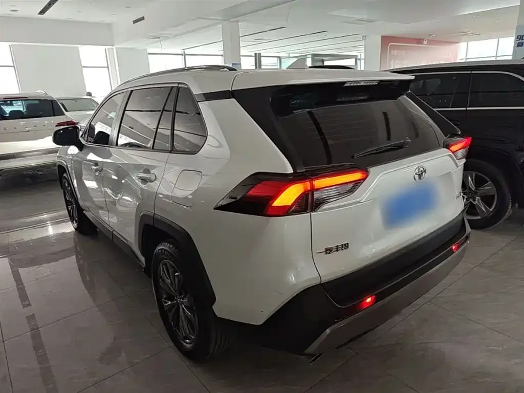 Toyota RAV4 — фото 7