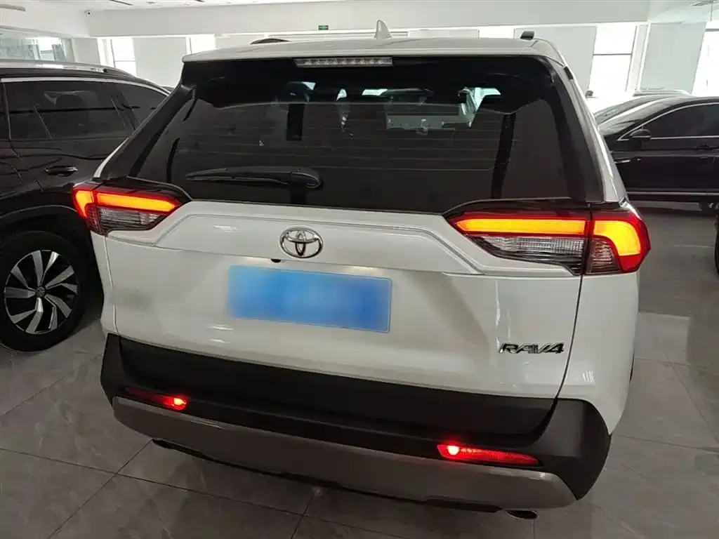 Toyota RAV4 — фото 4