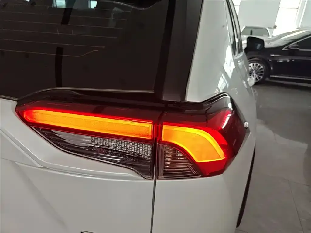 Toyota RAV4 — фото 10