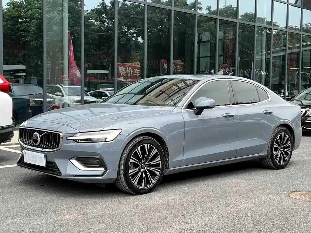 Volvo S60 — фото 1
