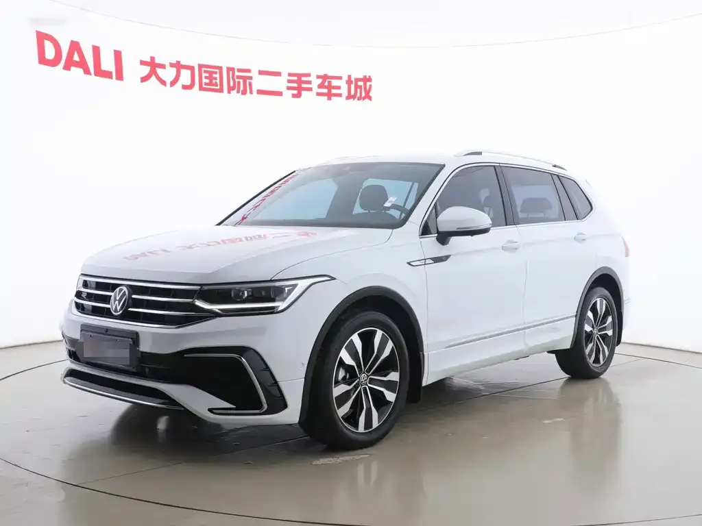 Volkswagen Tiguan L — фото 1