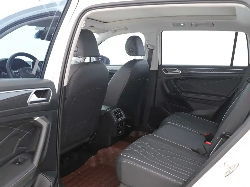 Volkswagen Tiguan L — фото 2