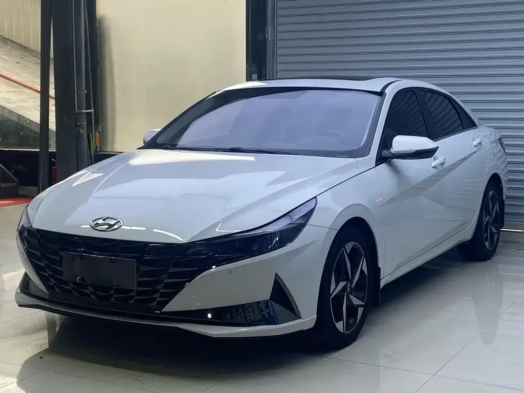 Hyundai Elantra — фото 1