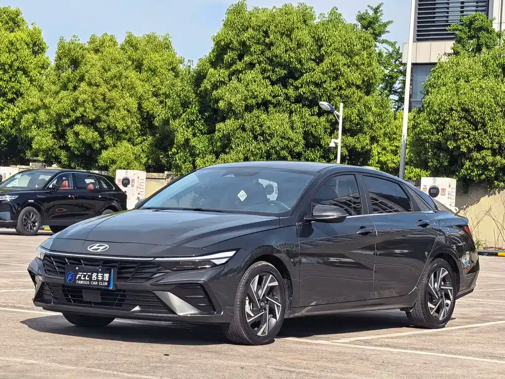 Hyundai Elantra — фото 1