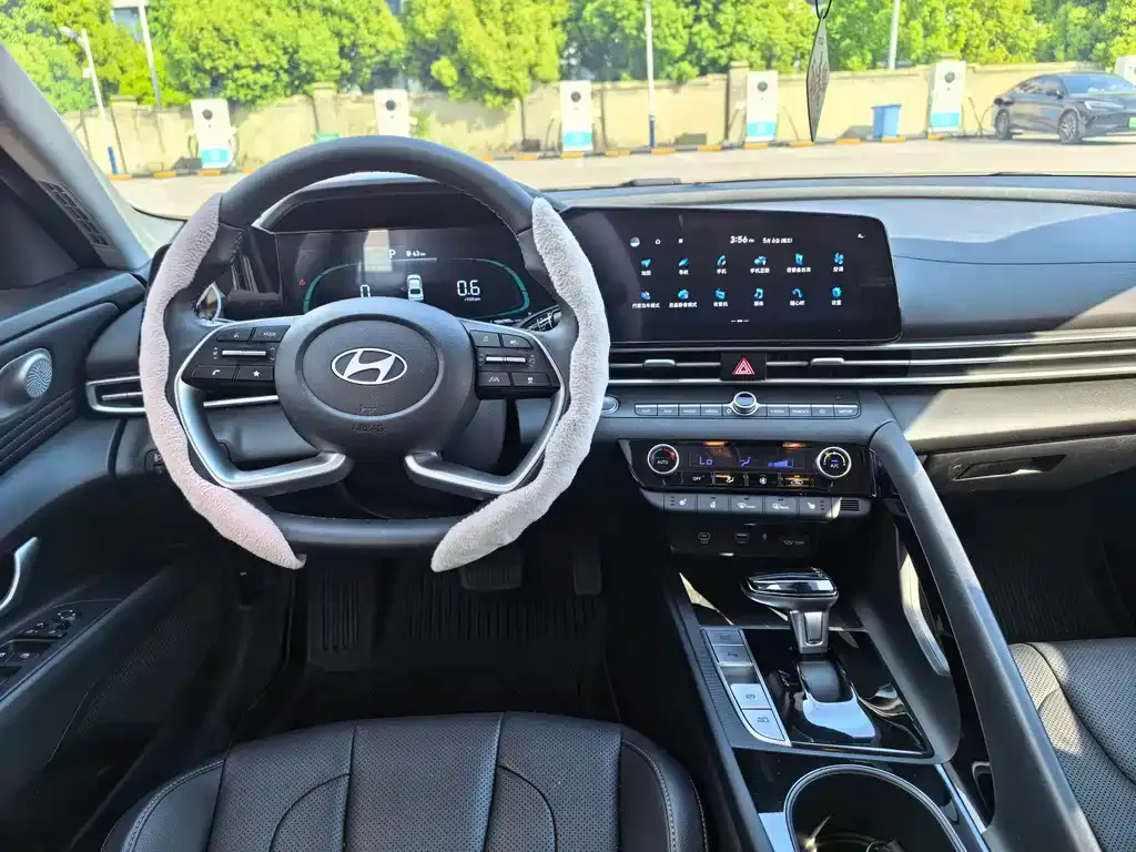 Hyundai Elantra — фото 2