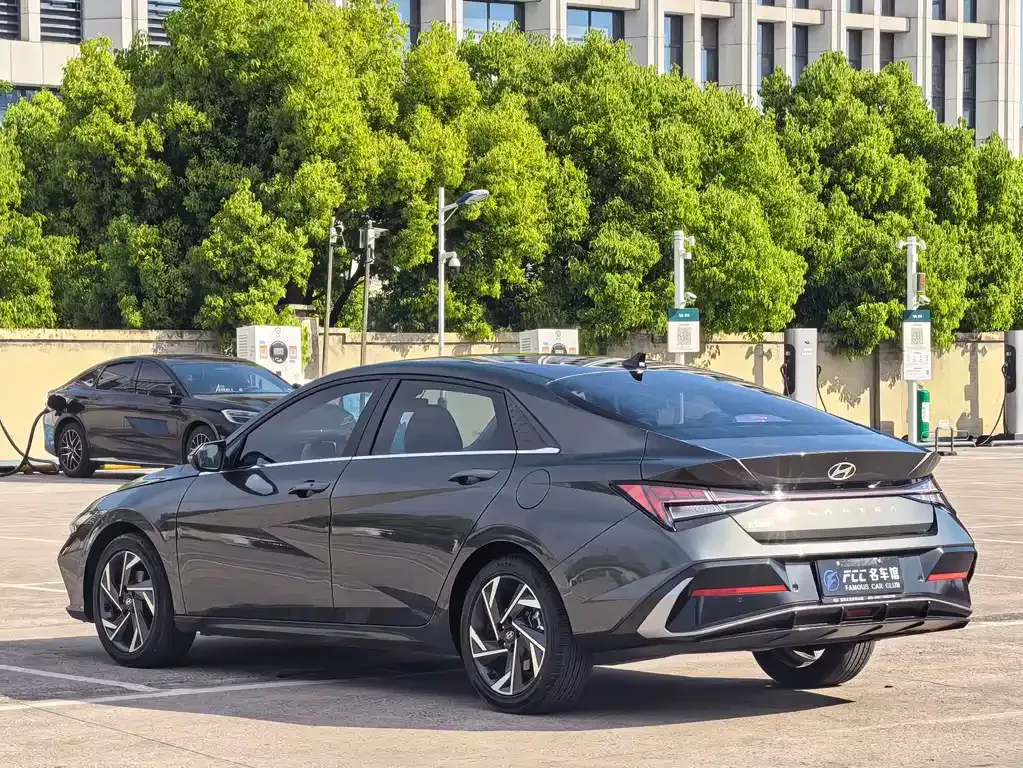 Hyundai Elantra — фото 10
