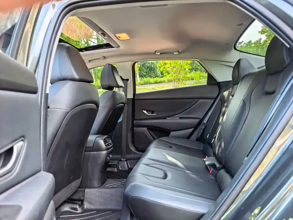 Hyundai Elantra — фото 3
