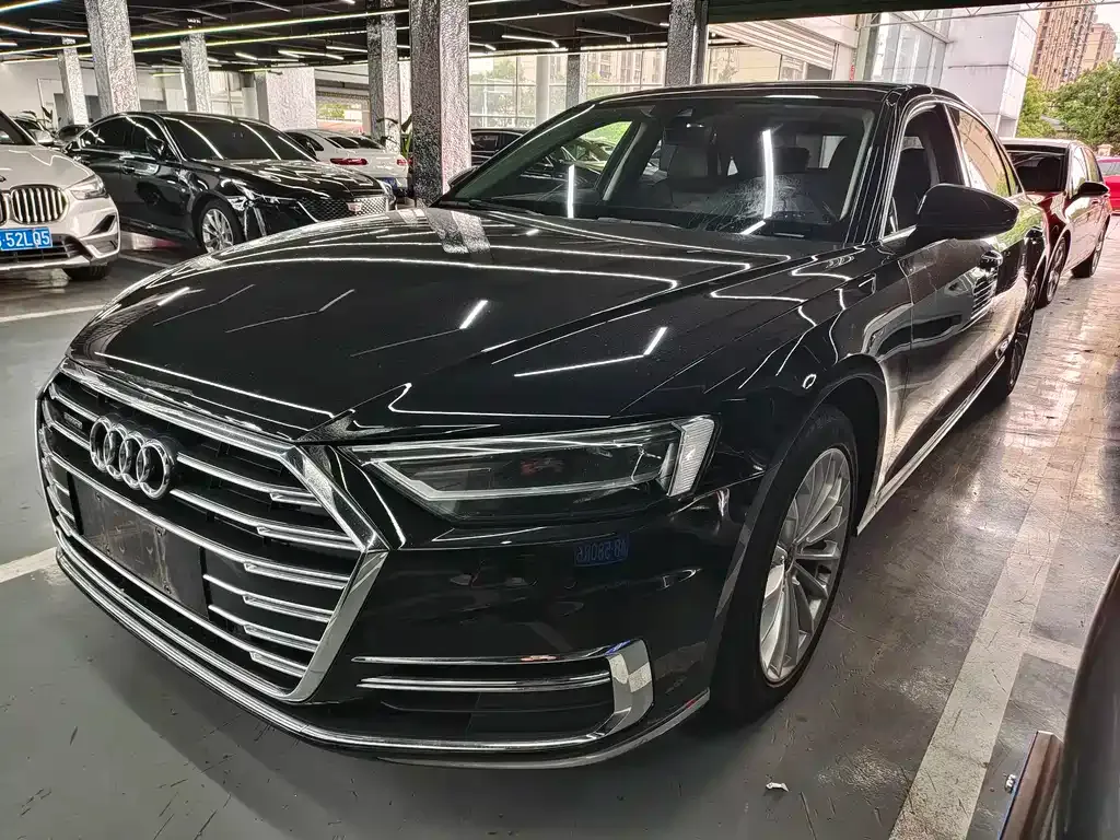 Audi A8 — фото 1