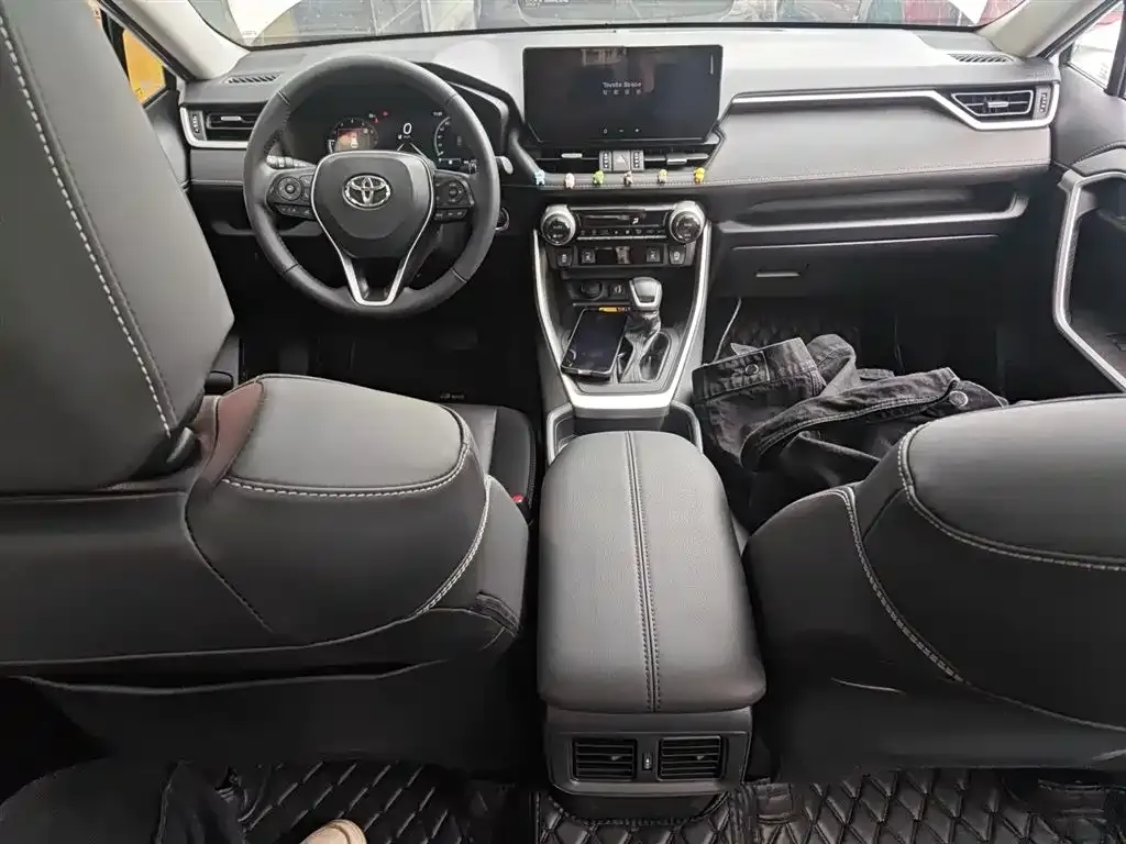 Toyota RAV4 — фото 8