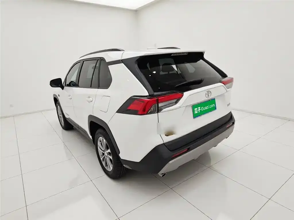 Toyota RAV4 — фото 4