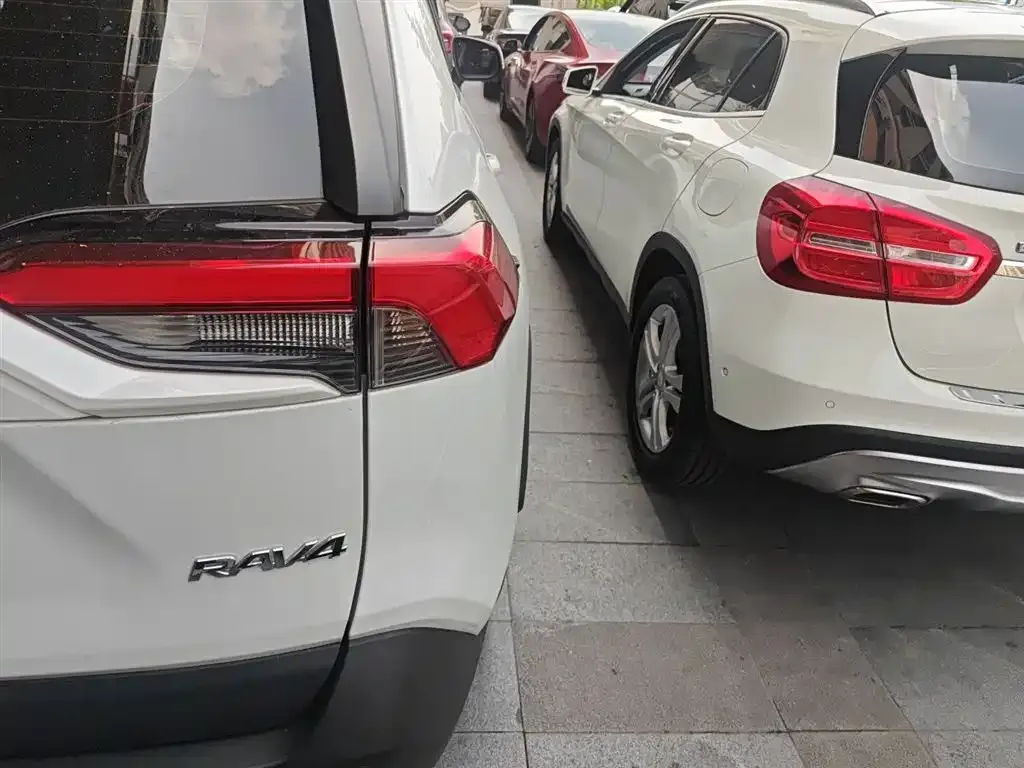 Toyota RAV4 — фото 9