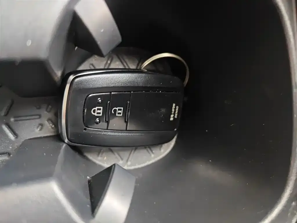 Toyota RAV4 — фото 10