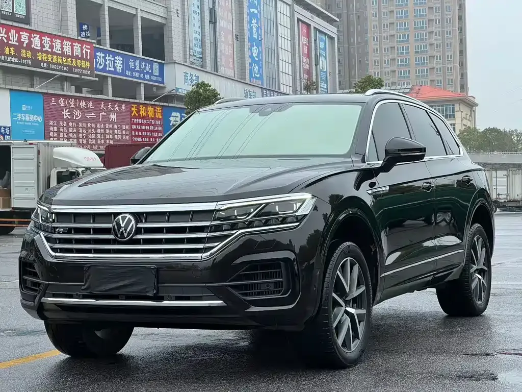 Volkswagen Touareg — фото 1