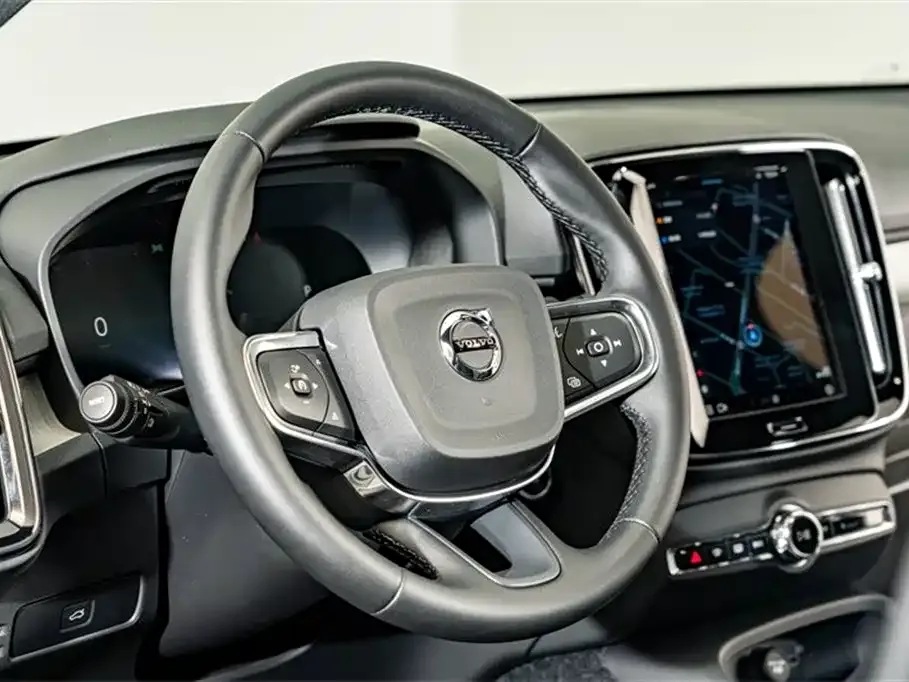 Volvo XC40 — фото 10
