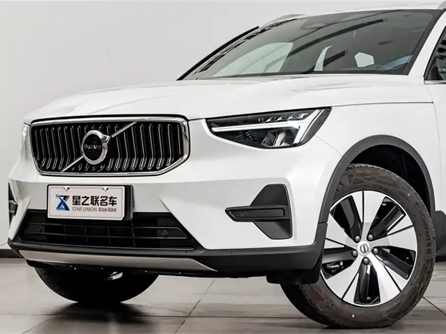 Volvo XC40 — фото 8