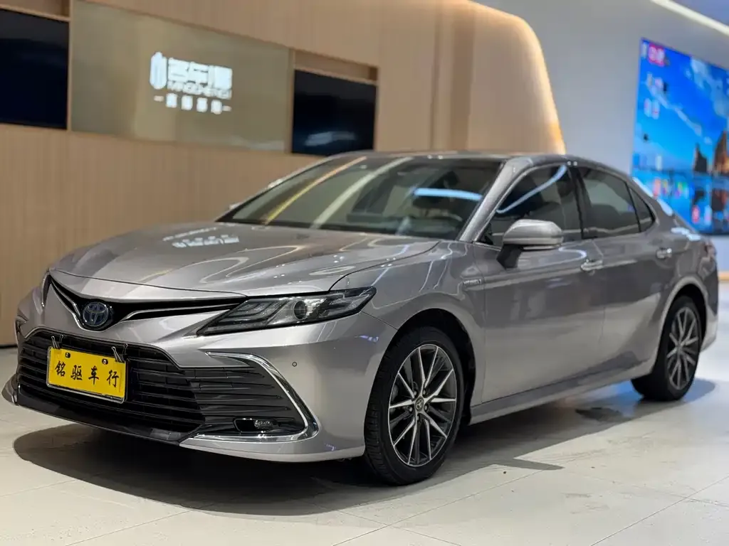 Toyota Camry — фото 1
