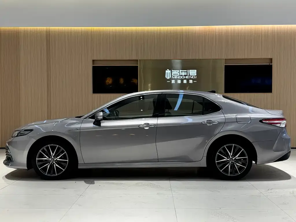 Toyota Camry — фото 2