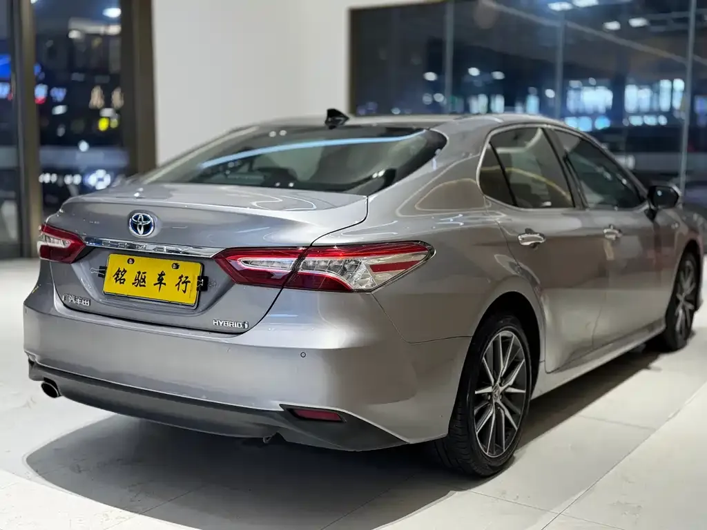 Toyota Camry — фото 9