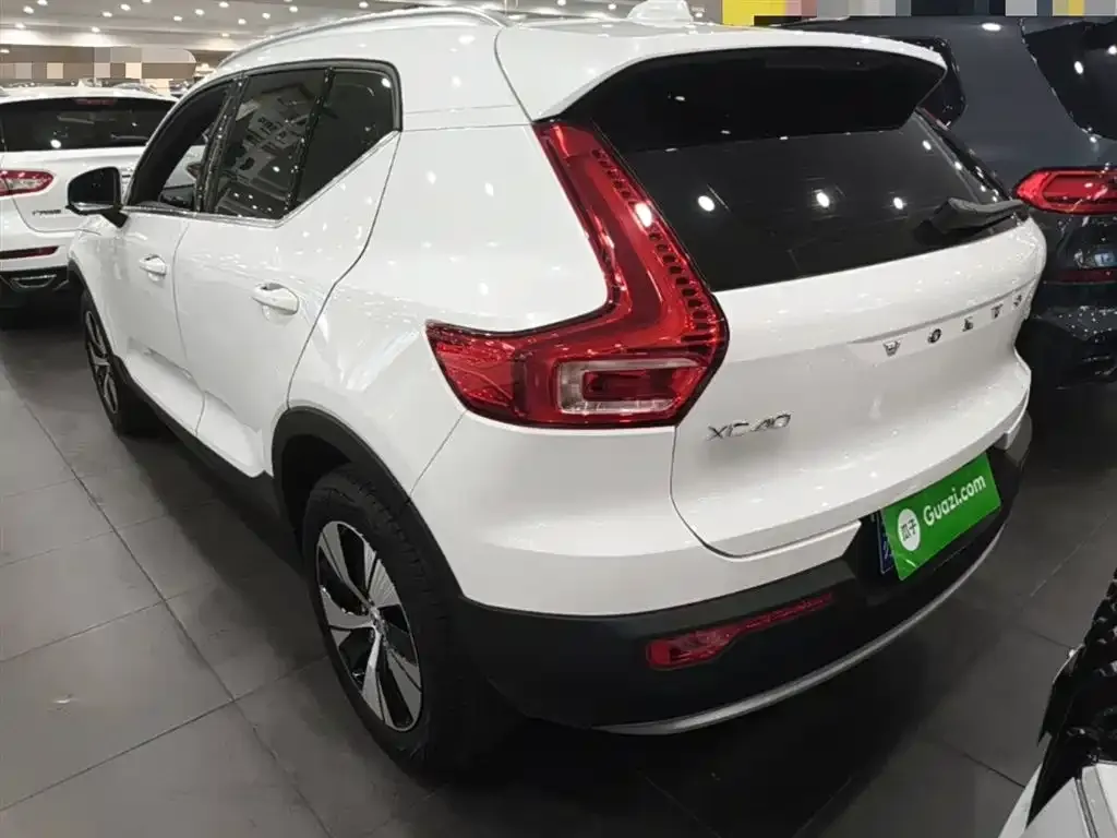 Volvo XC40 — фото 7