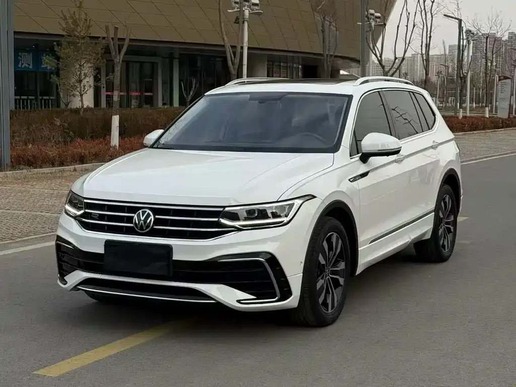 Volkswagen Tiguan L — фото 1