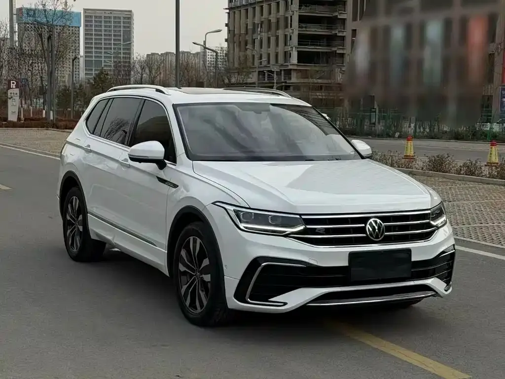Volkswagen Tiguan L — фото 10