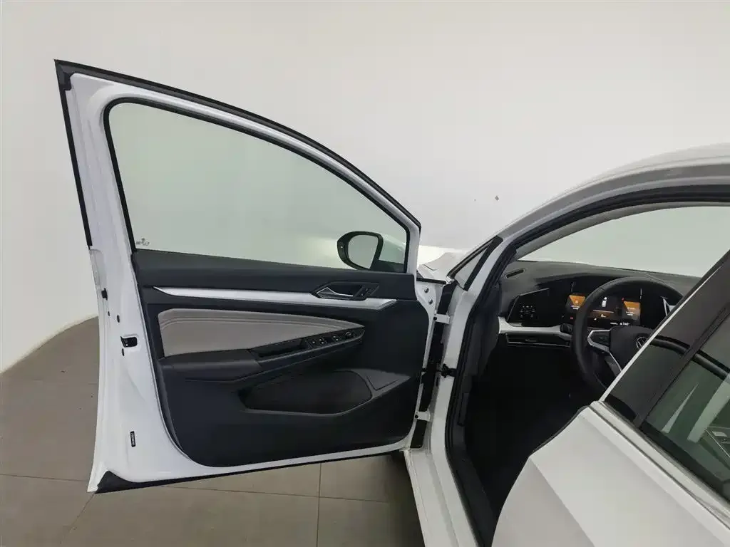 Volkswagen Golf 2021 из CN, фото 2