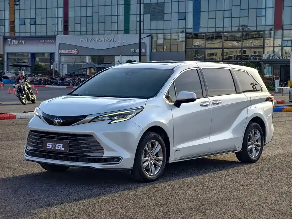 Toyota Sienna — фото 1