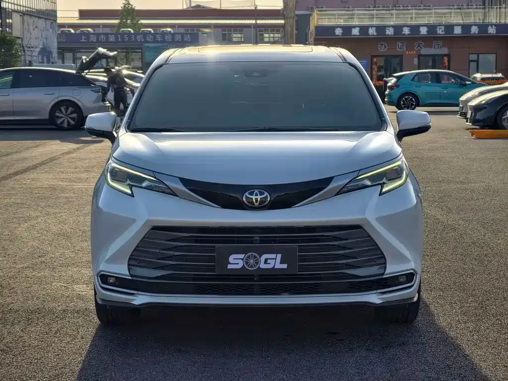 Toyota Sienna — фото 9