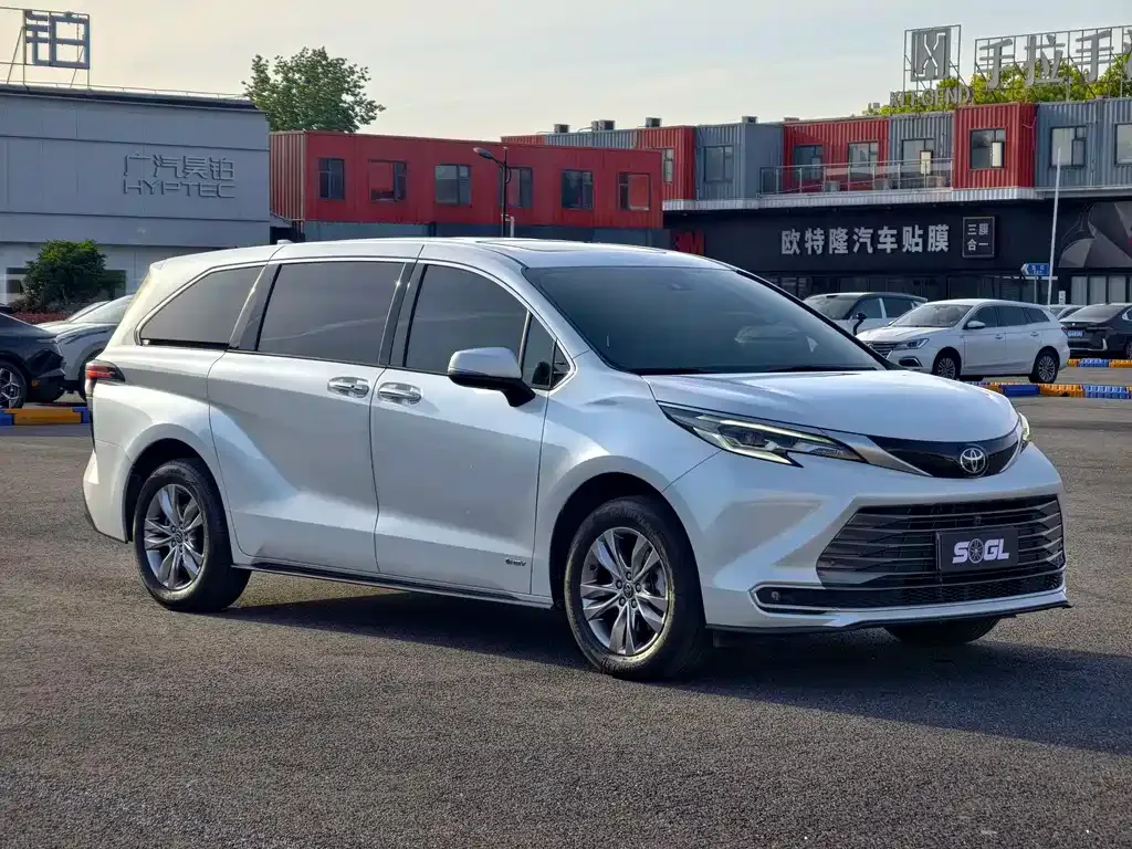 Toyota Sienna — фото 10
