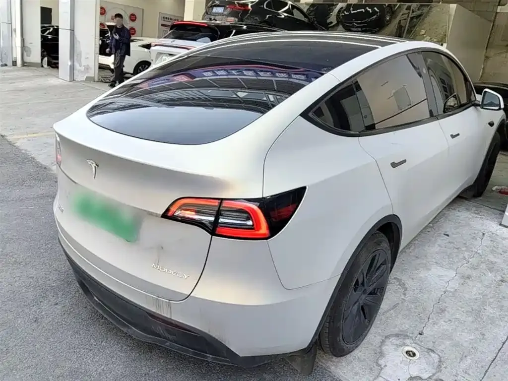 Tesla Model Y — фото 9