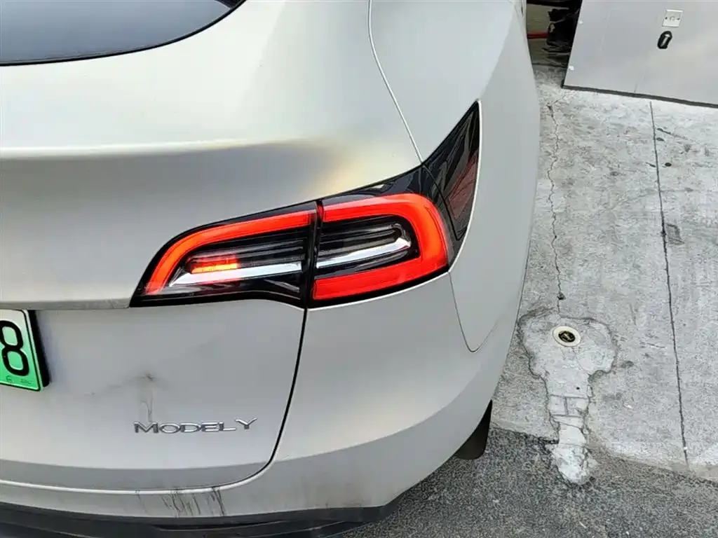 Tesla Model Y — фото 8