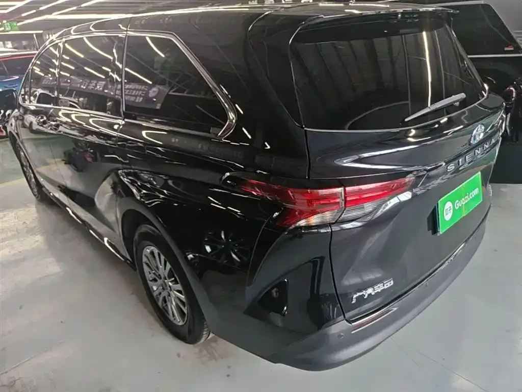 Toyota Sienna — фото 8