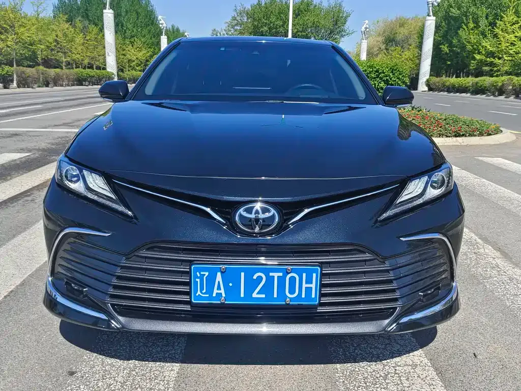Toyota Camry — фото 1