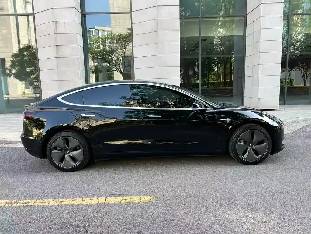Tesla Model 3 — фото 5