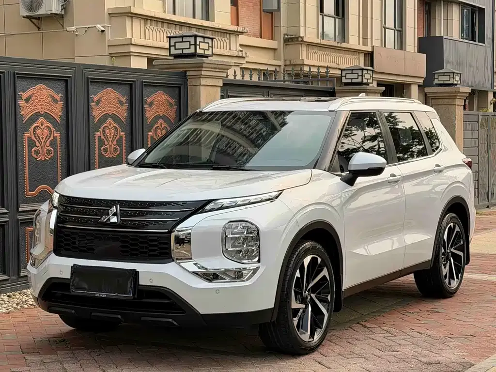 Mitsubishi Outlander — фото 1