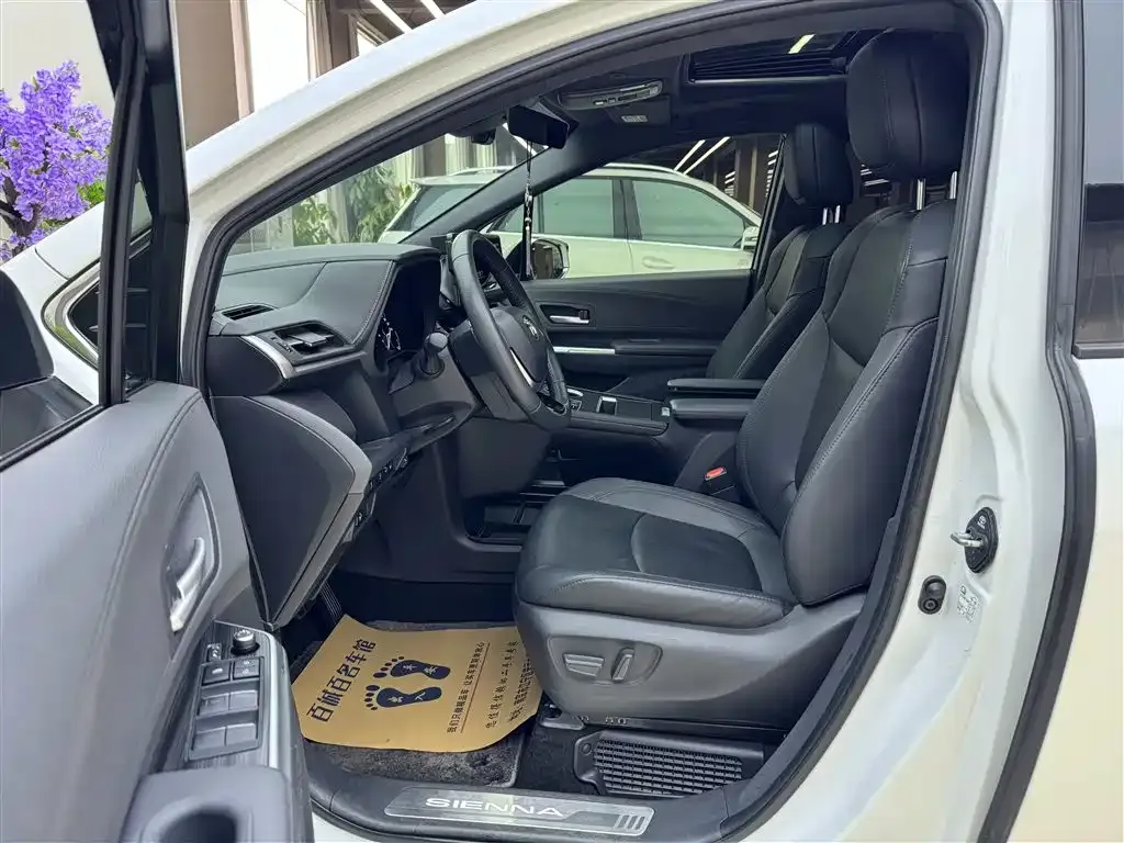 Toyota Sienna — фото 8
