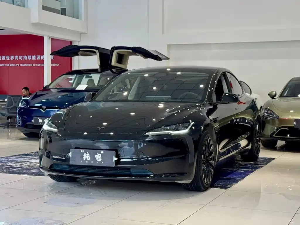 Tesla Model 3 — фото 1