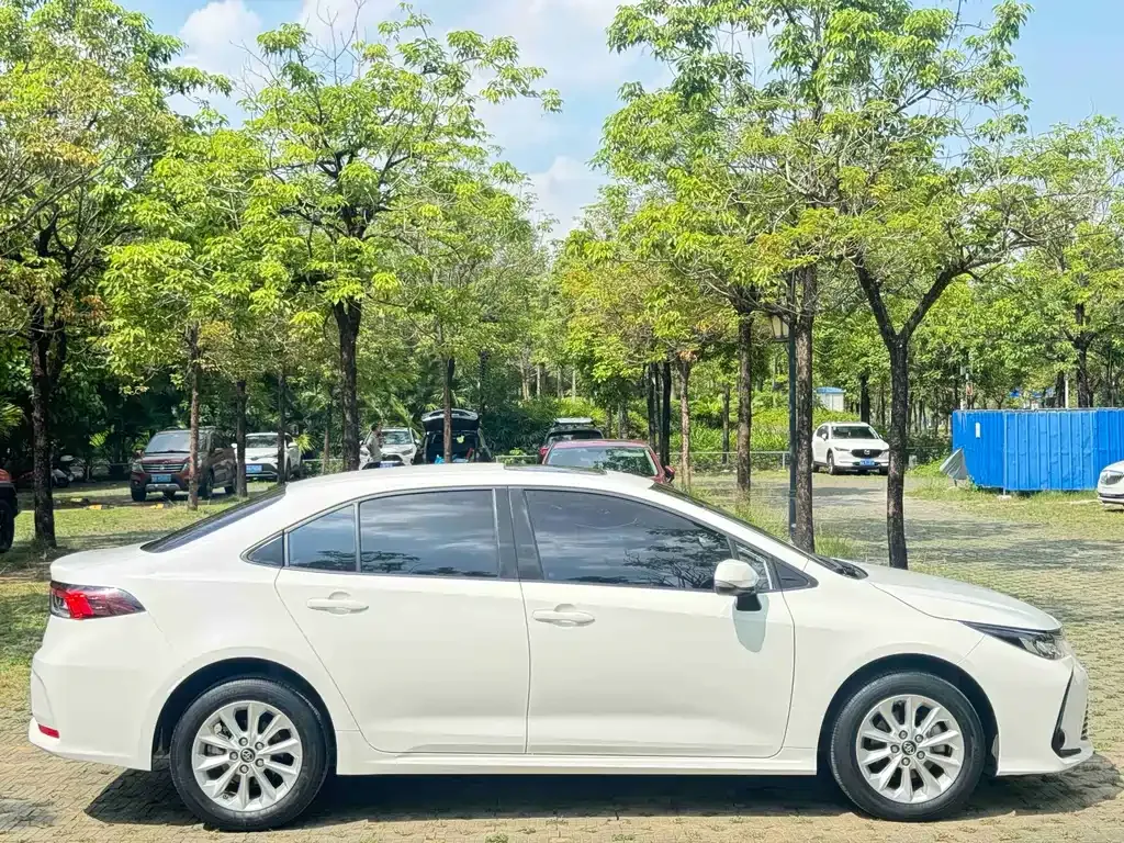 Toyota Corolla — фото 7