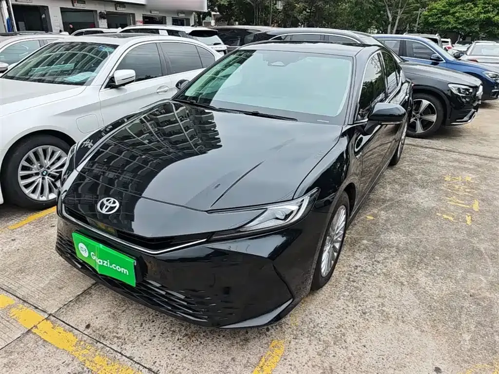 Toyota Camry — фото 1
