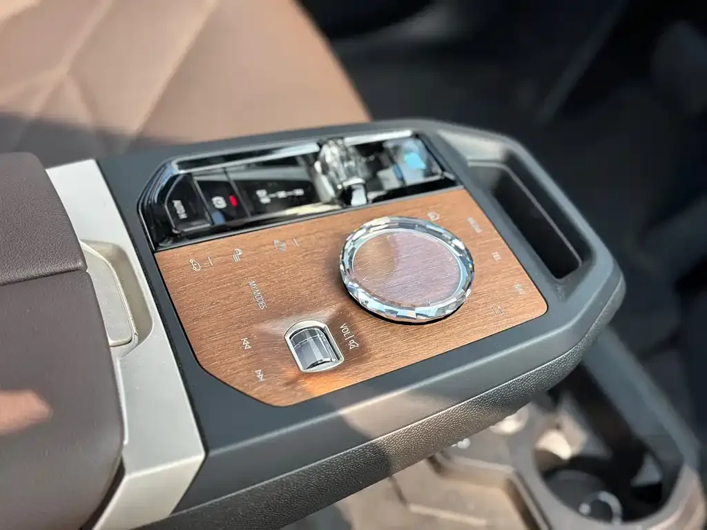 BMW iX M60 2025 из CN, фото 5