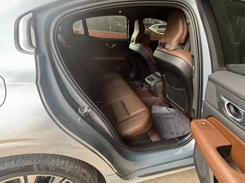 Volvo S60 2023 из CN, фото 4