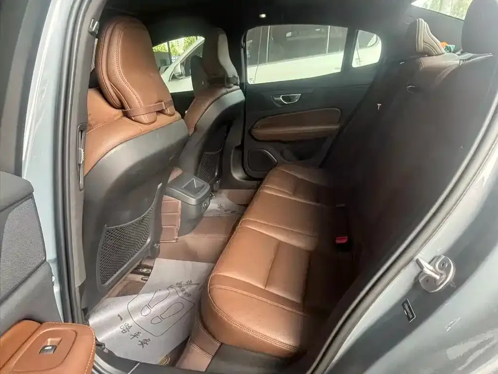 Volvo S60 2023 из CN, фото 3